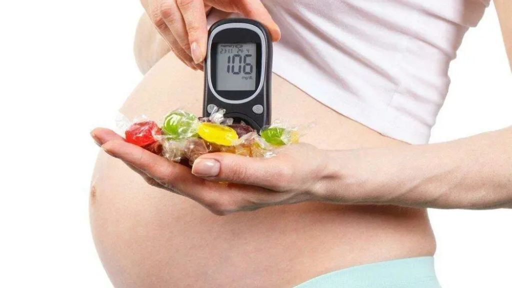 Thường xuyên theo dõi đường huyết khi mang thai