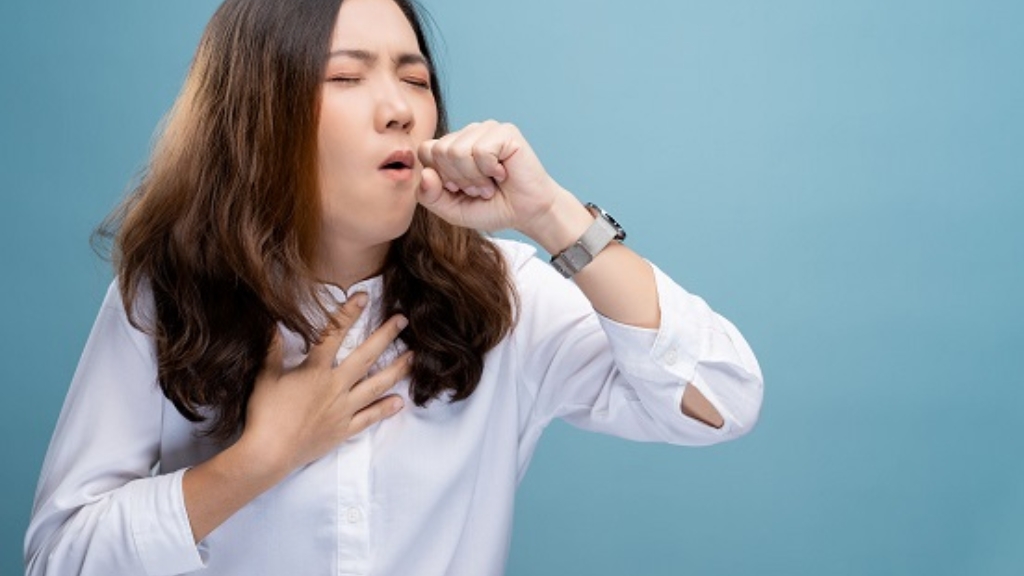 Ho là một trong những triệu chứng của viêm phổi