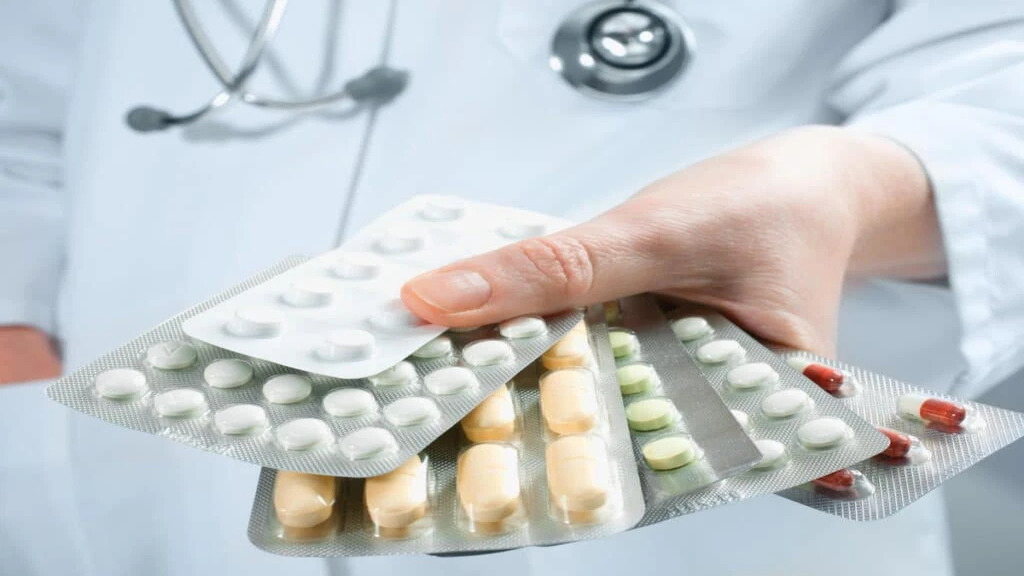 Kháng sinh thường được dùng để điều trị viêm tuyến tiền liệt do vi khuẩn.