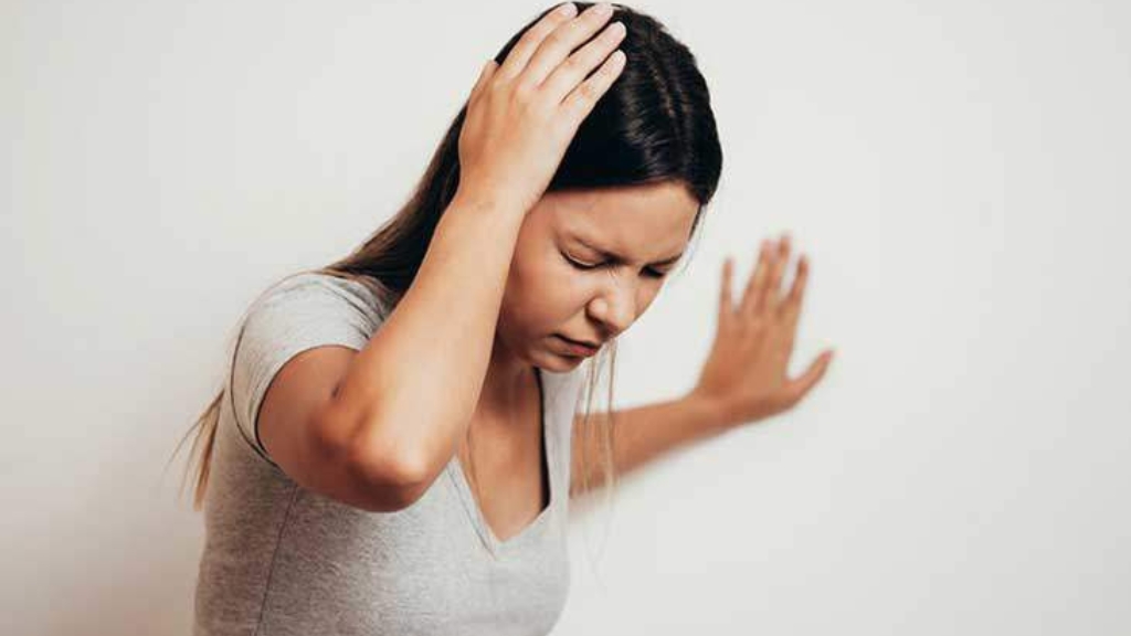 Hoa mắt, đau đầu dữ dội là một dấu hiệu phổ biến nhất