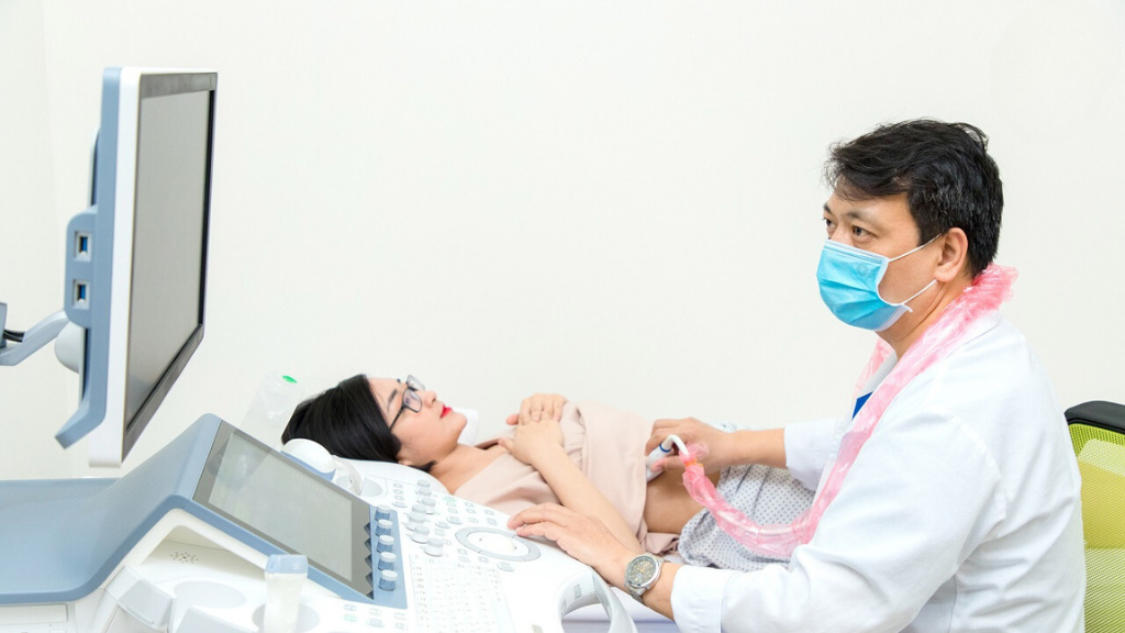 Thăm khám và tuân theo điều trị của bác sĩ