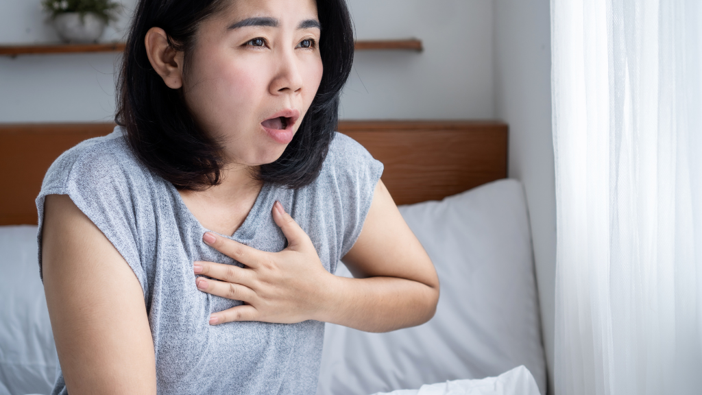 Khó thở, đau thắt ngực là dấu hiệu viêm phổi điển hình