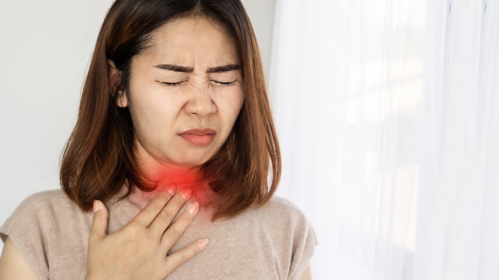 Ho, đau họng là một trong những triệu chứng viêm xoang