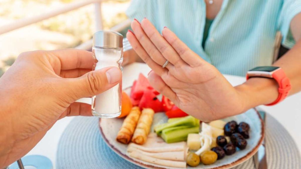 Giảm lượng muối và thực phẩm chứa đạm cao giúp giảm gánh nặng cho thận