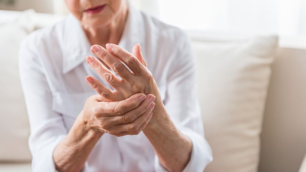 Viêm khớp dạng thấp thường xuất hiện ở những người lớn tuổi
